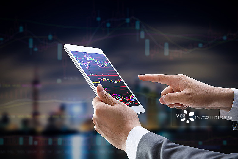 手拿平板电脑图片素材