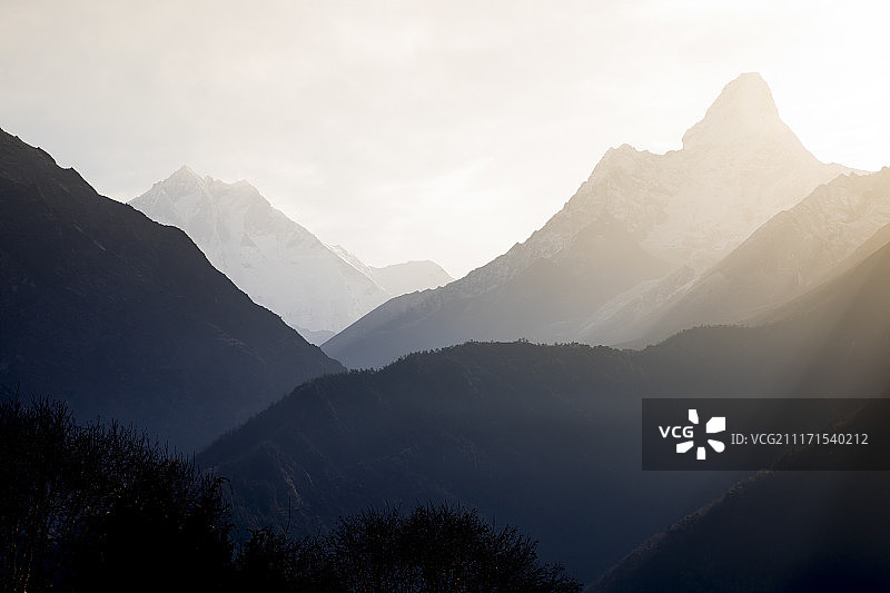 珠穆朗玛峰地区，阳光洒在阿玛达布拉姆峰上图片素材