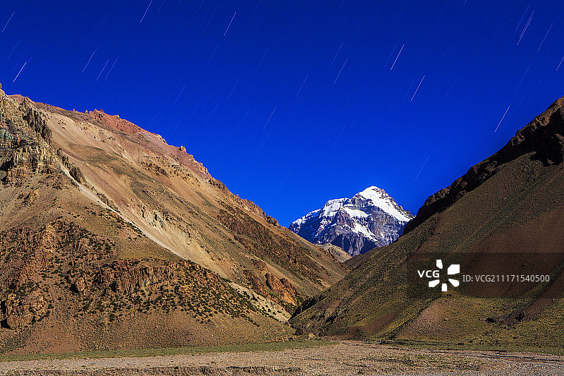 阿根廷阿空加瓜山顶山丘上的星迹图片素材
