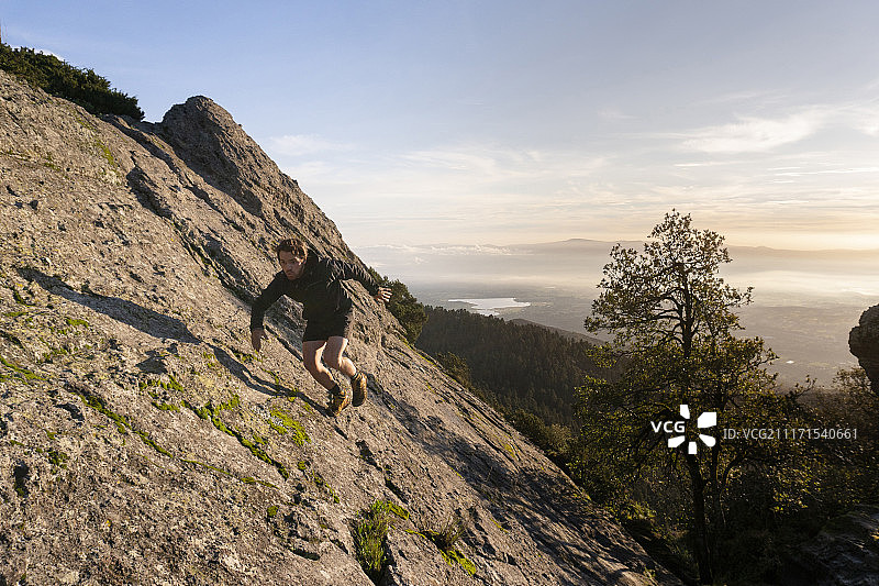 在墨西哥伊达尔戈州奥米特兰的佩尼亚德尔祖马特山顶上的跑步者图片素材