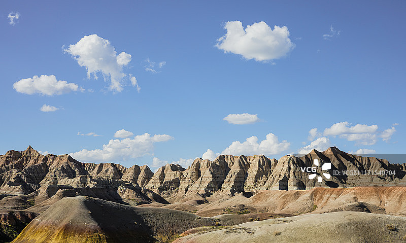 美国南达科他州恶地国家公园的岩层上空的云彩图片素材