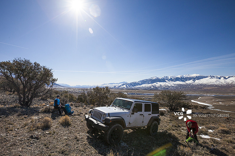 两名登山者和4x4汽车，美国爱达荷州迷失河山脉图片素材