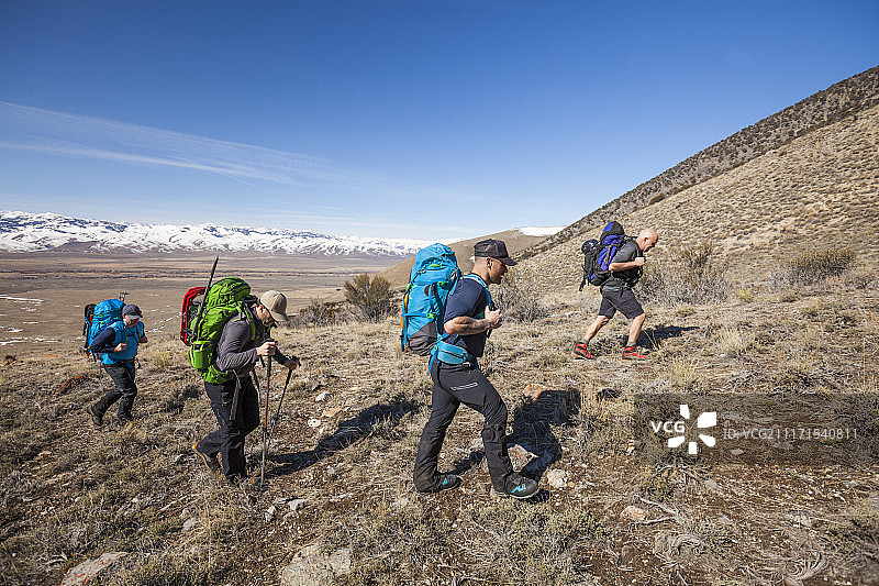 登山者接近美国爱达荷州迷失河山脉唐纳森峰图片素材