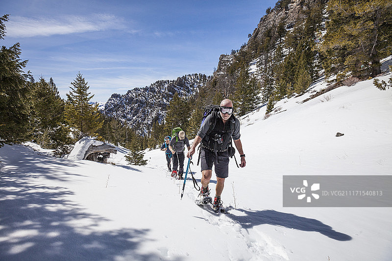 登山者接近美国爱达荷州迷失河山脉唐纳森峰图片素材