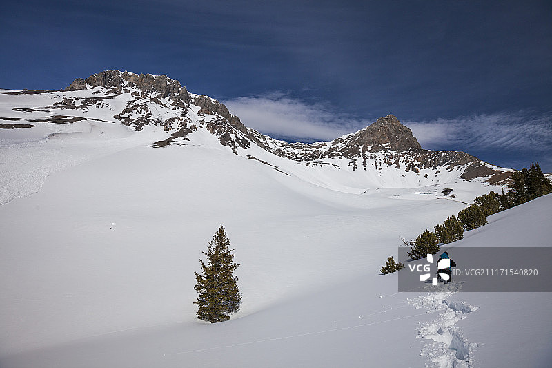登山者接近美国爱达荷州迷失河山脉唐纳森峰（右）的远景图片素材