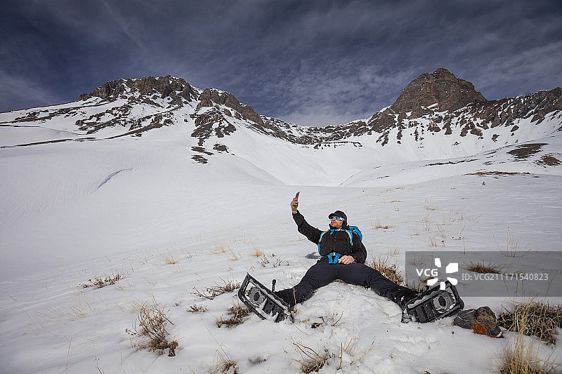 登山者在美国爱达荷州迷失河山脉唐纳森峰下的雪地上自拍图片素材