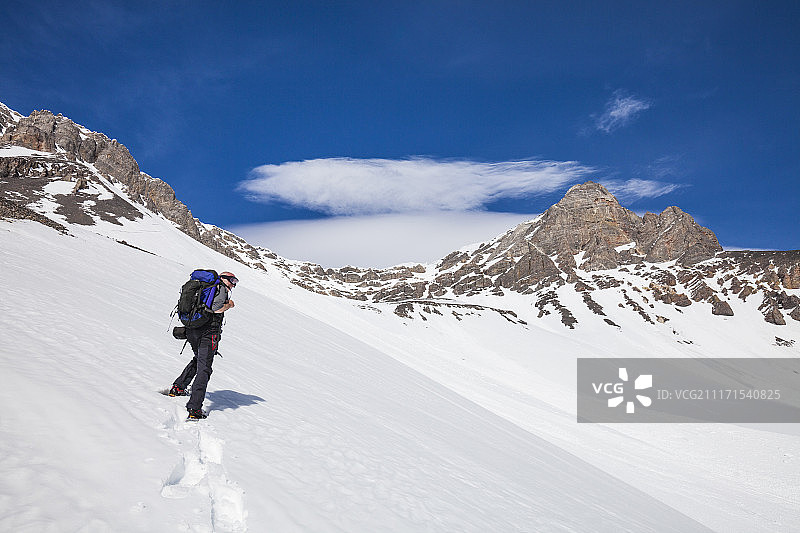 攀登美国爱达荷州迷失河山脉唐纳森峰的登山者图片素材