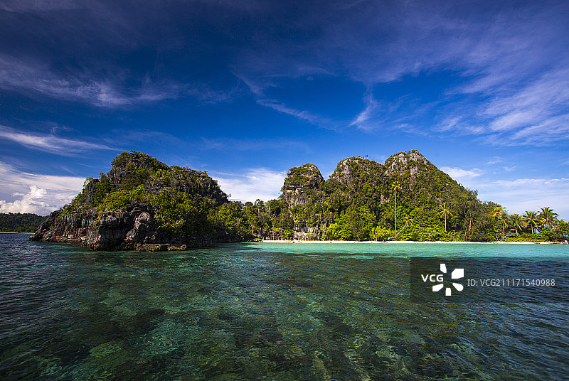 印度尼西亚四王群岛米苏尔岛森林海岸线景色图片素材
