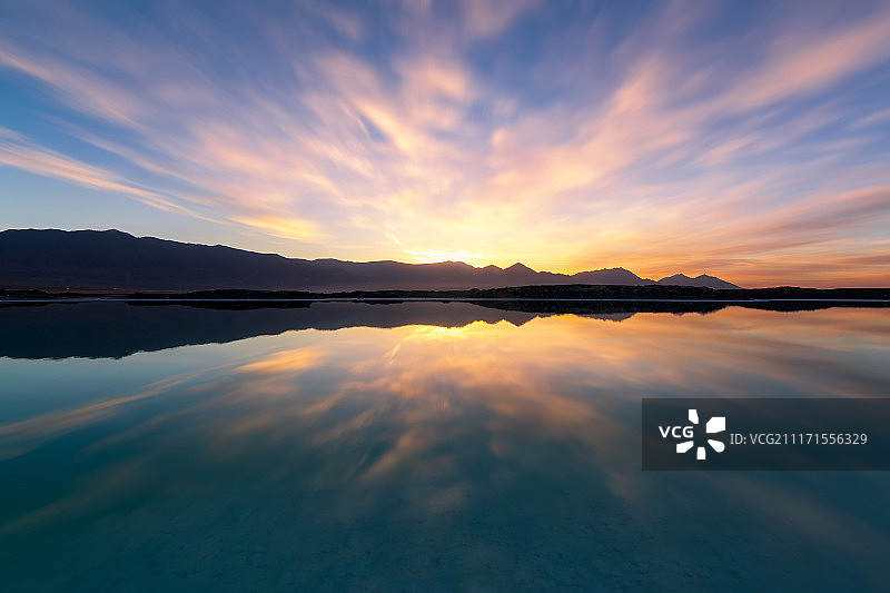 曙暮光下的青海翡翠湖图片素材