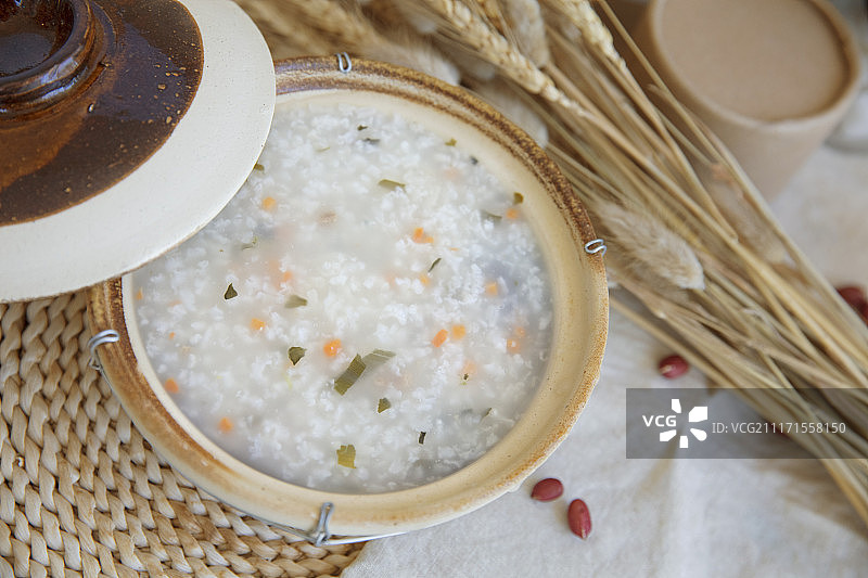 砂锅里的海鲜粥图片素材