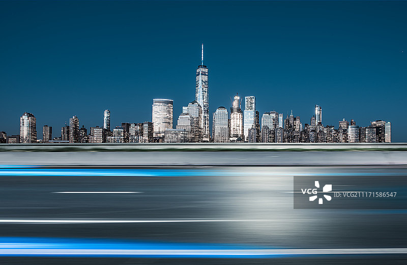 夜晚都市建筑和公路图片素材