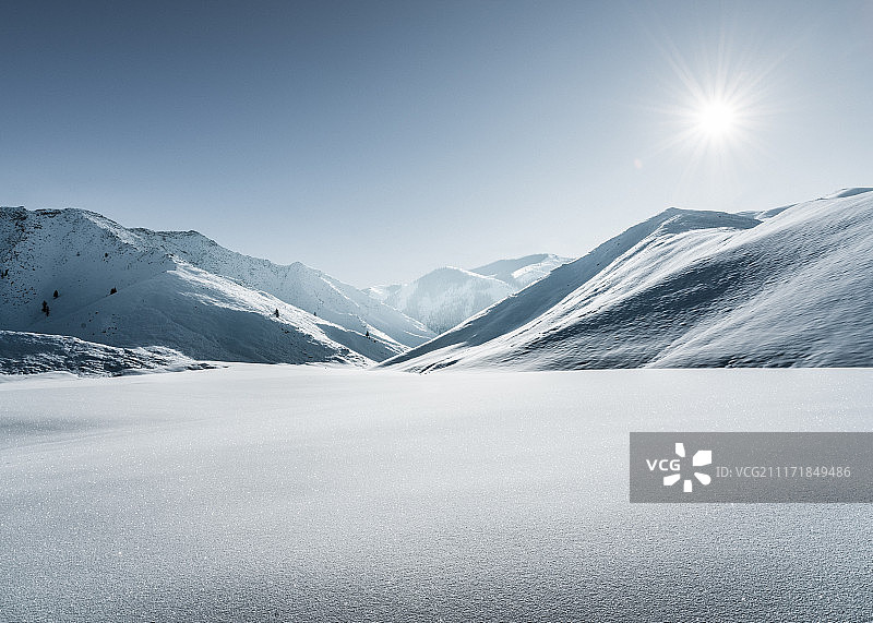 雪山与雪地路面图片素材