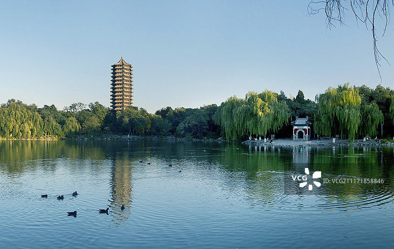 北大未名湖与博雅塔秋景图片素材