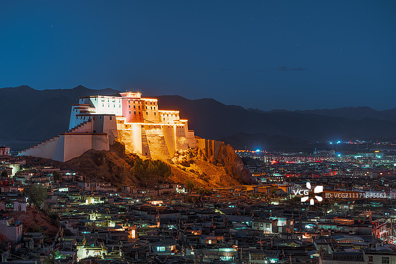 日喀则扎实伦布寺宗山夜景图片素材