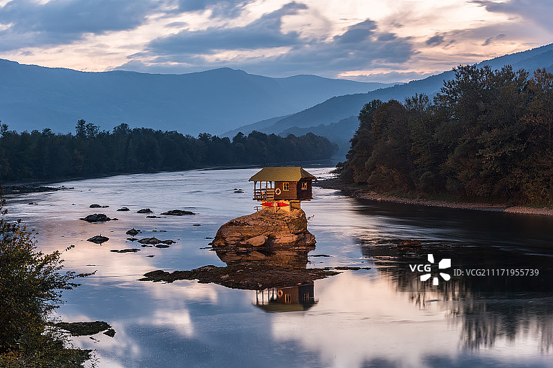 塞尔维亚民族精神象征河中小屋图片素材