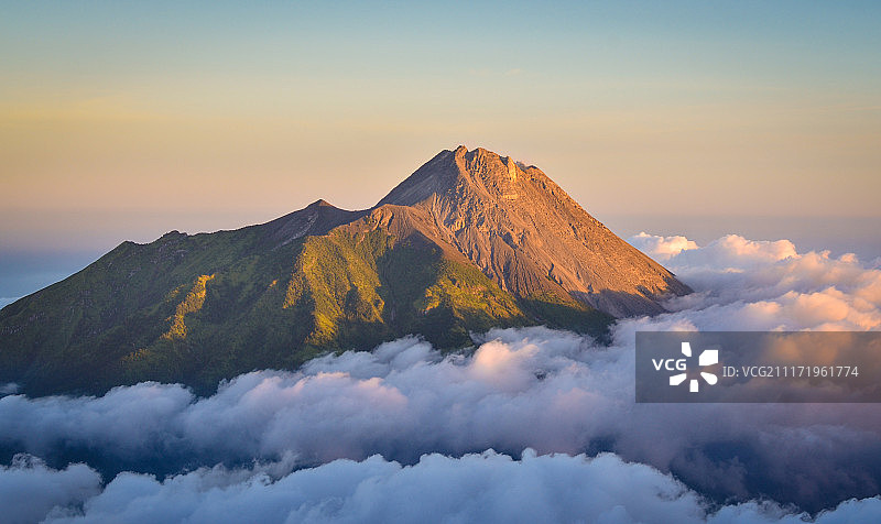 默拉皮火山顶图片素材