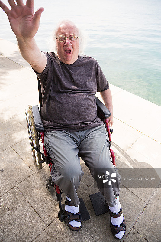 坐在轮椅上的愤怒男人图片素材