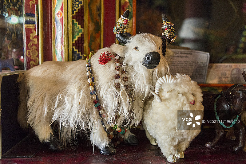 牦牛和绵羊小雕像图片素材