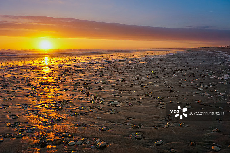日落时分沙滩上的石头图片素材