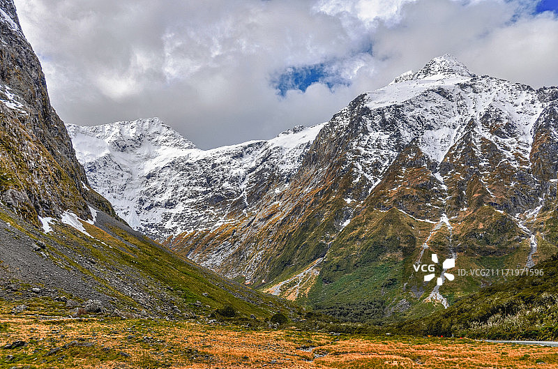 新西兰米尔福德公路的雪山图片素材