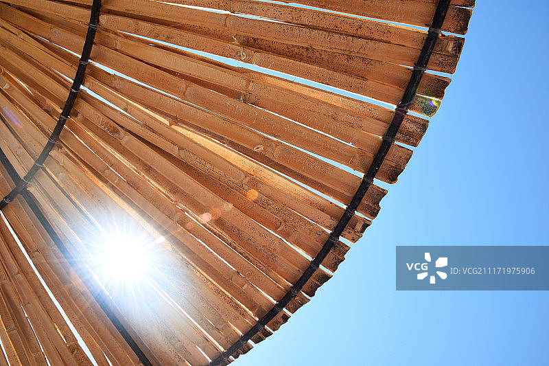 竹制沙滩遮阳伞图片素材