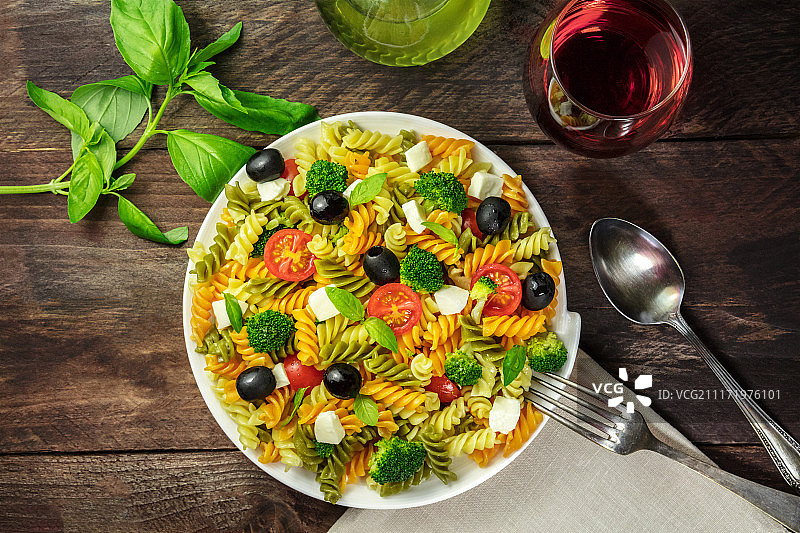 罗勒葡萄酒意面沙拉图片素材