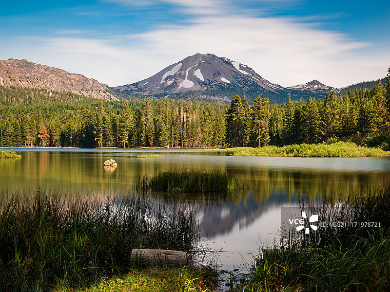 从曼扎尼塔湖看拉森峰图片素材