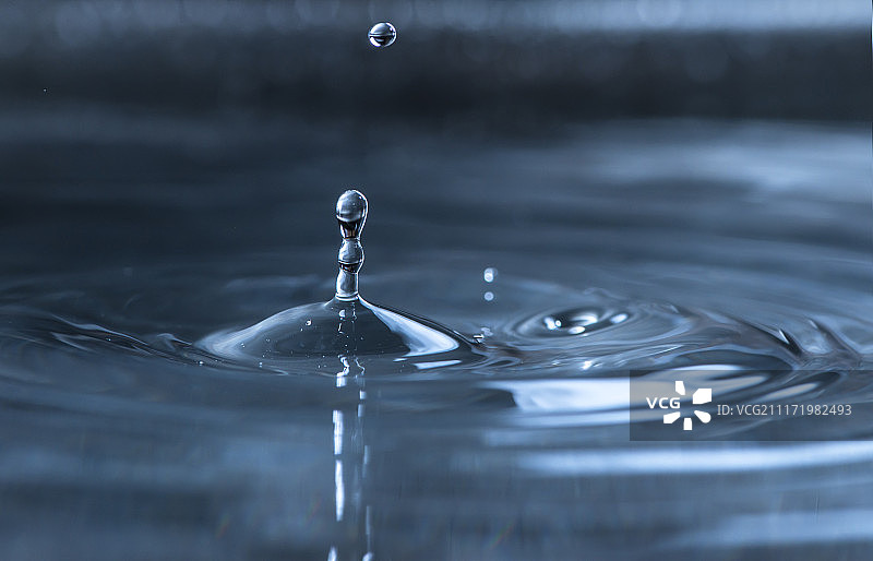 深色背景中的水滴飞溅图片素材