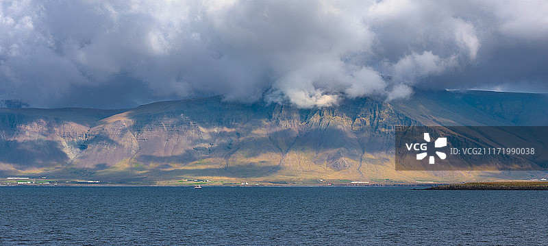 俯瞰大海的山脉图片素材