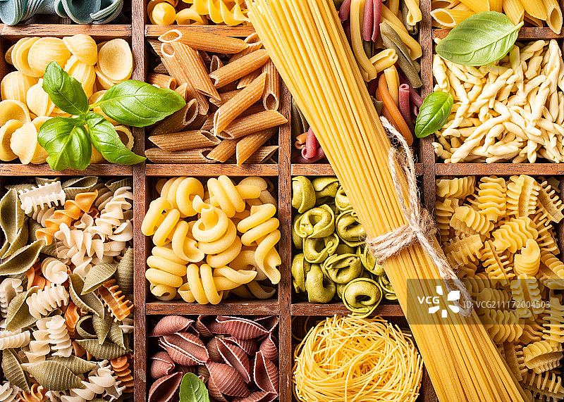 木盒中各式各样的彩色意大利面图片素材