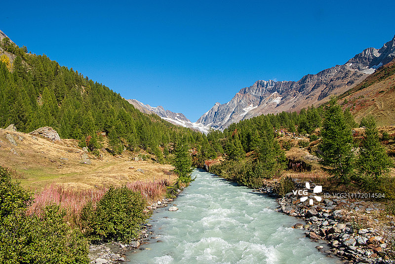 蓝天下的群山河流美景图片素材