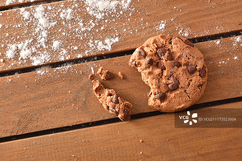 木板桌面上的手工巧克力曲奇图片素材