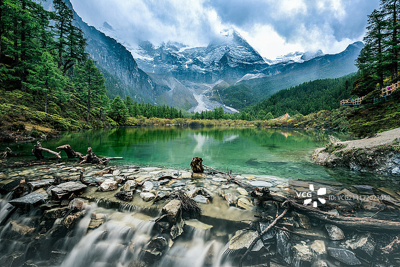 稻城亚丁珍珠海仙乃日神山图片素材