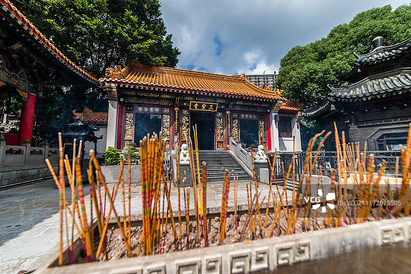 寺庙与前景中的香火景观图片素材