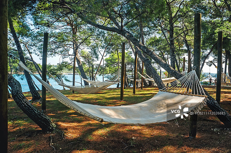 晴天，海边露营吊床特写图片素材