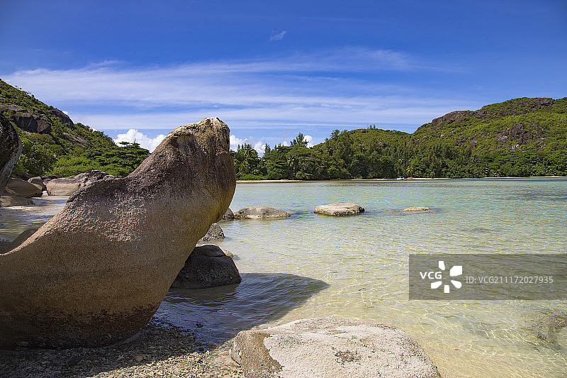 岩石、湖泊和丘陵景观图片素材