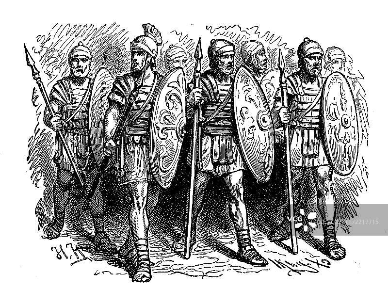 罗马军团士兵，手持标枪、短剑和盾牌，在罗马安东尼乌斯·皮努斯柱底座上的再现，1880年，木刻，意大利，欧洲图片素材