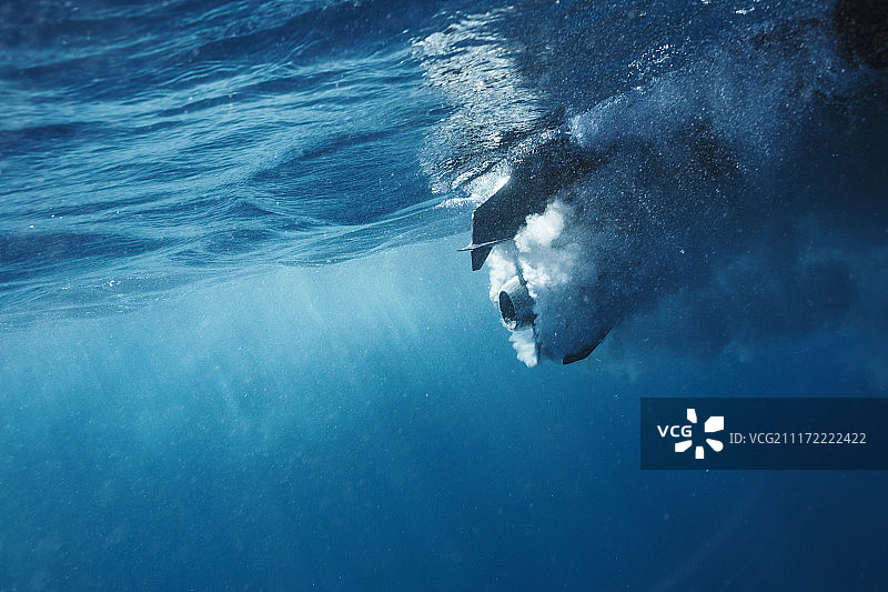 蓝色海洋中的水下螺旋桨图片素材