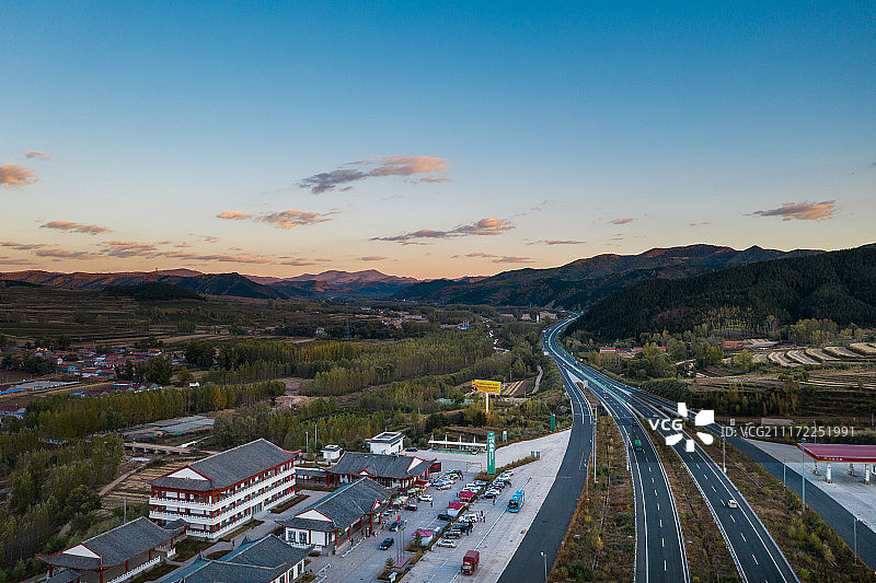 高速公路服务区晚霞图片素材
