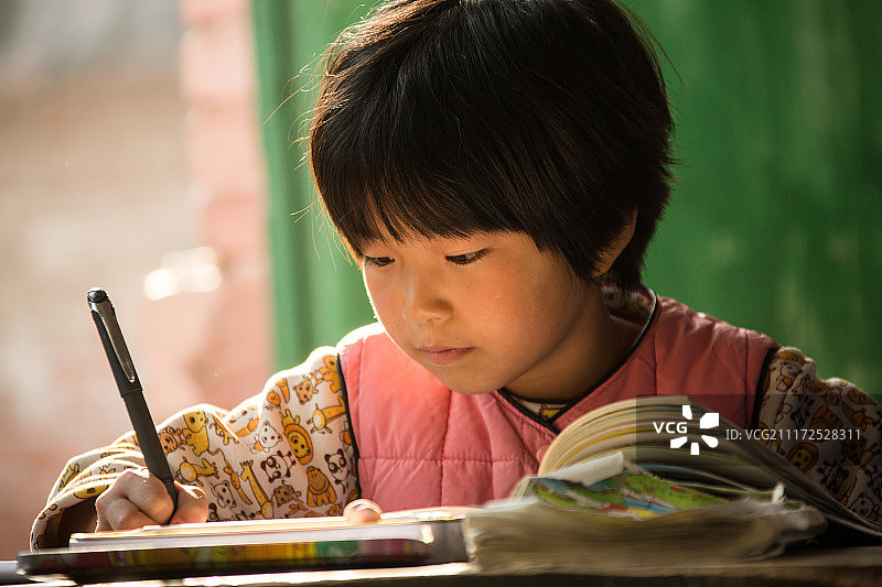 乡村小学里的小学女生图片素材