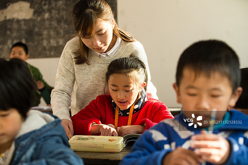 乡村女教师和小学生在教室里图片素材