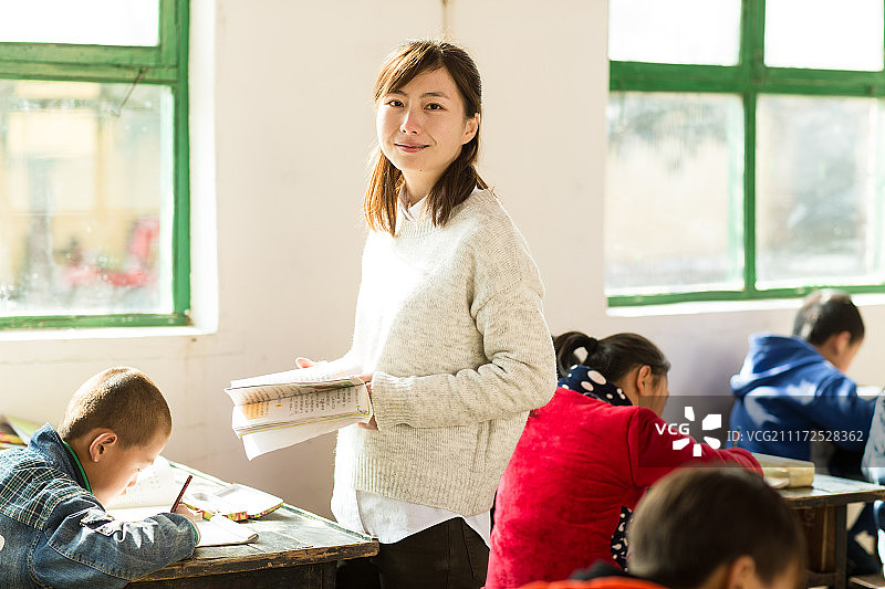 乡村女教师和小学生在教室里图片素材