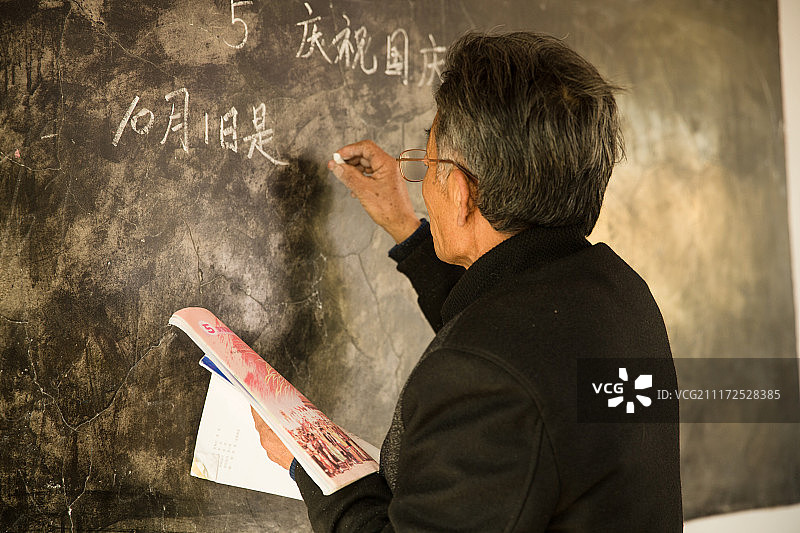 乡村小学老师在上课图片素材