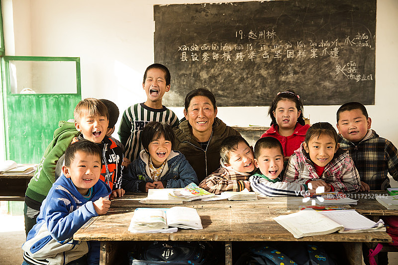 乡村女教师和小学生在教室里图片素材