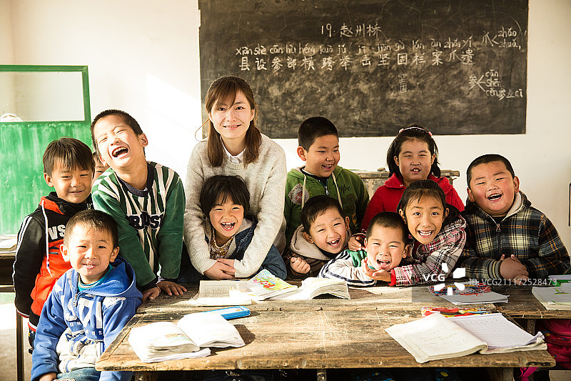 乡村女教师和小学生在教室里图片素材