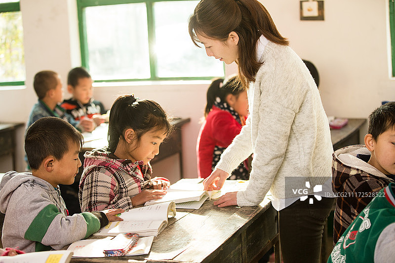 乡村女教师和小学生在教室里图片素材