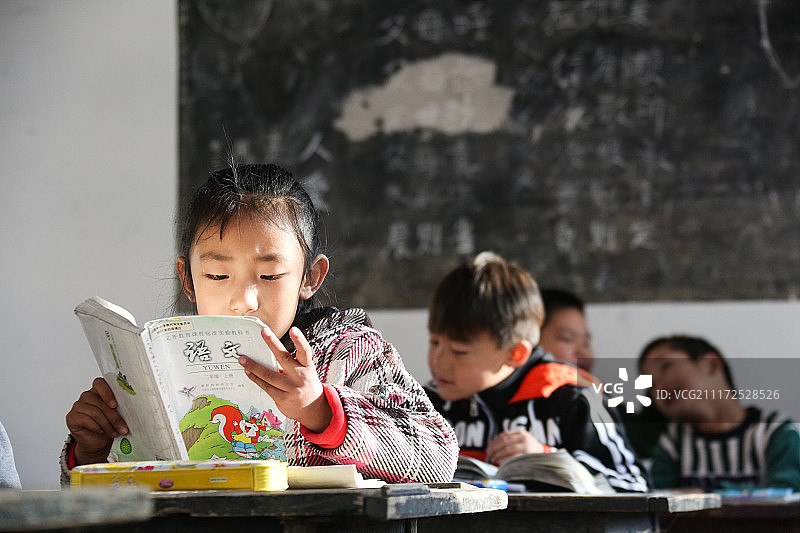 乡村小学里的小学生图片素材