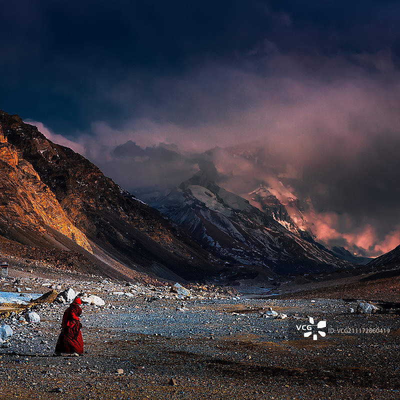 藏区山区里的喇嘛图片素材