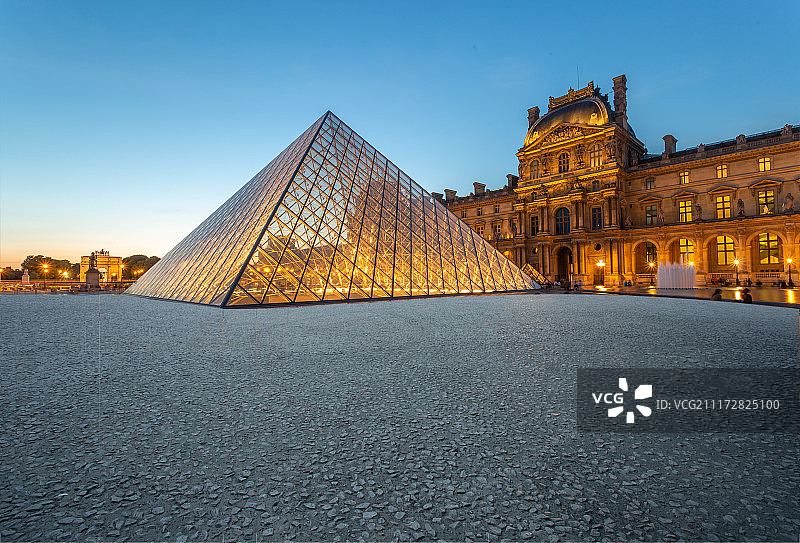 法国卢浮宫建筑夜景图片素材