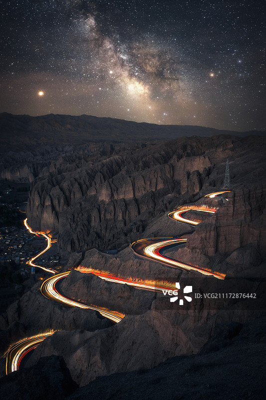 星空下蜿蜒的山路图片素材